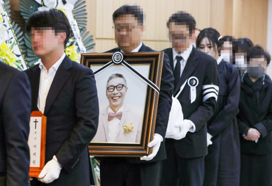 개그맨 고(故) 서세원씨의 발인이 2일 오전 서울 송파구 서울아산병원 장례식장에서 엄수되고 있다. [공동취재]